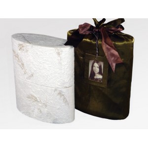 Reflect Earthurn; interior urn (L) and silk bag (R) – Dedicated to providing affordable choices.